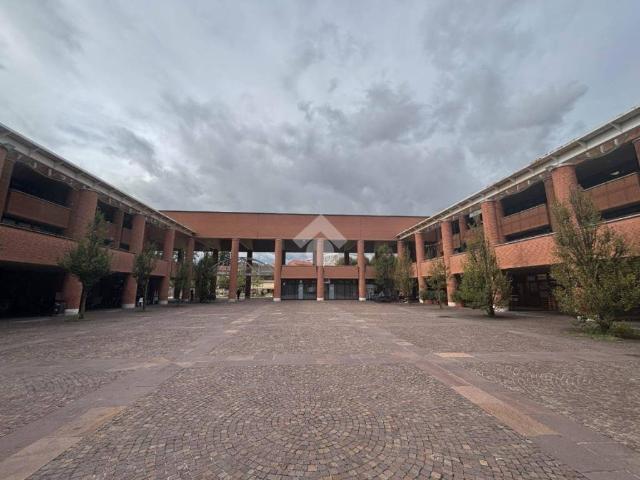 Locale Commerciale in vendita a Oreno, Vimercate