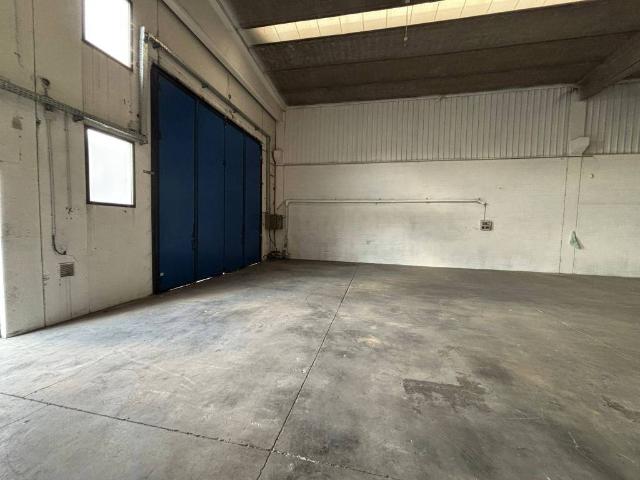 Locale Commerciale in vendita a Oreno, Vimercate