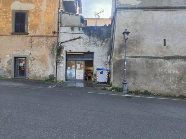 Locale Commerciale in vendita a Viterbo, Lazio