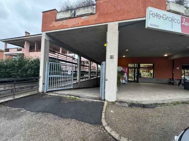 Locale Commerciale in vendita a Ellera, Viterbo