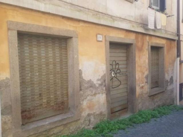 Locale Commerciale in vendita a Viterbo, Lazio
