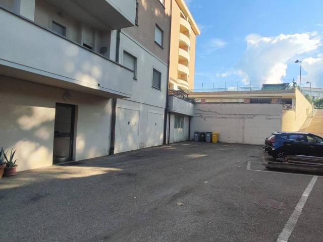 Locale Commerciale in vendita a Villanova, Viterbo