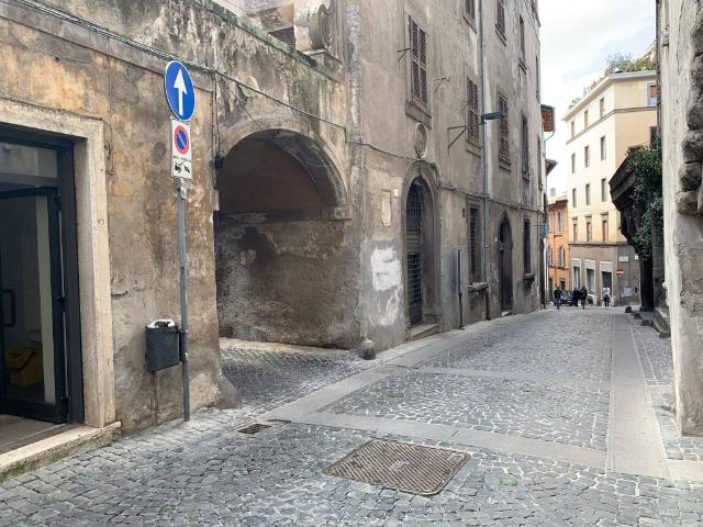 Locale Commerciale in vendita a Viterbo, Lazio