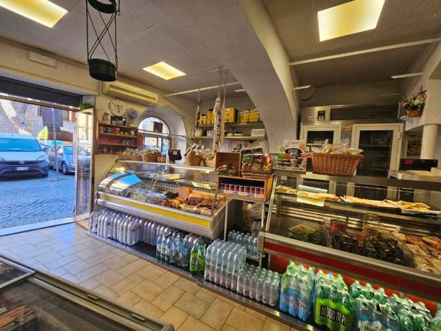 Locale Commerciale in vendita a Viterbo, Lazio