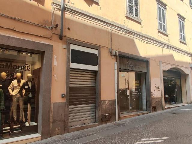 Locale Commerciale in vendita a Viterbo, Lazio