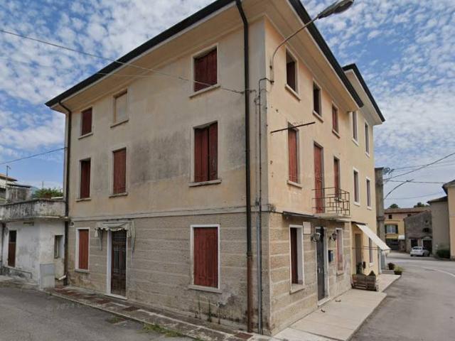 Locale Commerciale in vendita a Vittorio Veneto, Veneto