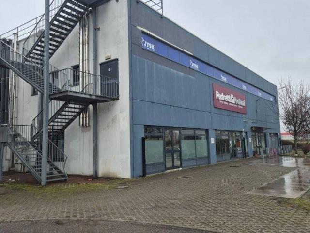 Locale Commerciale in vendita a Voghera, Lombardia