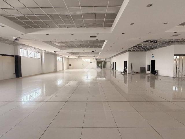 Locale Commerciale in vendita a Voghera, Lombardia