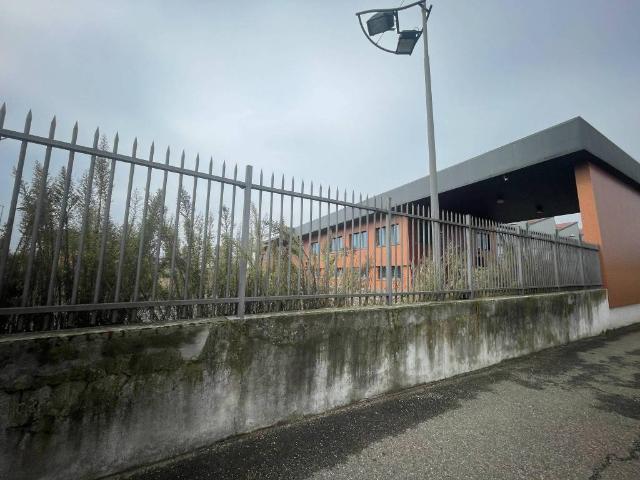 Locale Commerciale in vendita a Villa Iria, Voghera