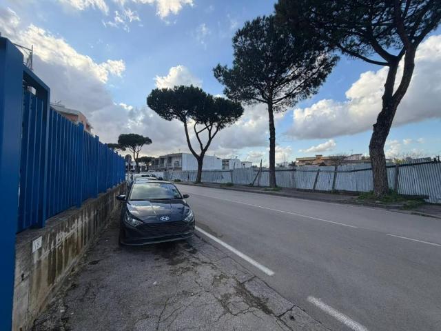 Locale Commerciale in vendita a Volla, Campania