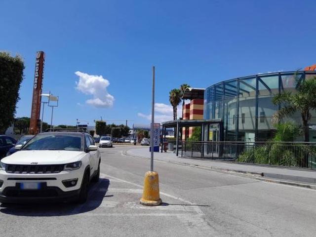 Locale Commerciale in vendita a Volla, Campania