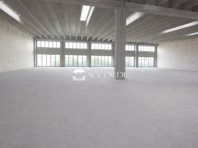 Locale Commerciale in vendita a Zona PEEP, Volpago Del Montello