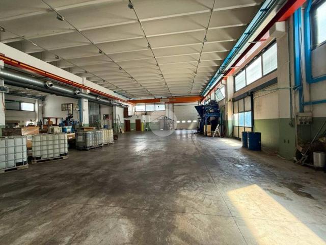 Locale Commerciale in vendita a Volta Mantovana, Lombardia