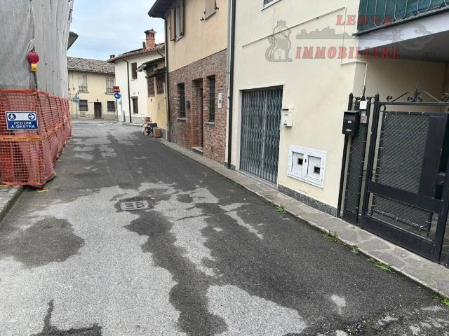 Locale Commerciale in vendita a Zeccone, Lombardia