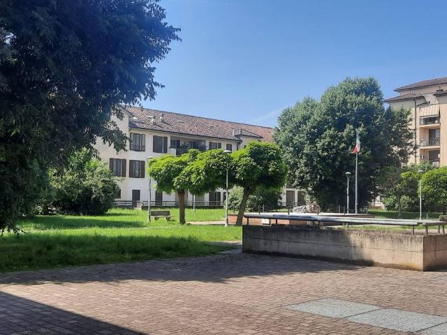 Locale Commerciale in vendita a Muzzano, Zelo Buon Persico