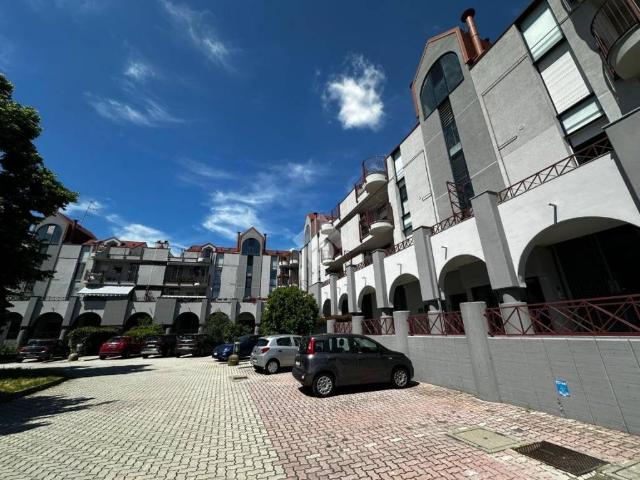 Locale Commerciale in vendita a Unione dei Comuni I Fontanili, Zibido San Giacomo