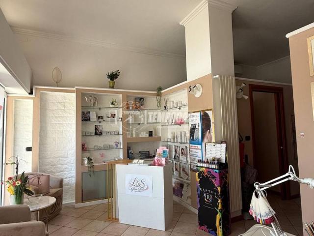 Locale Commerciale in vendita a Unione dei Comuni I Fontanili, Zibido San Giacomo