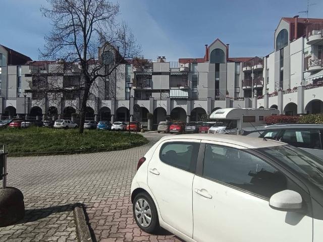 Locale Commerciale in vendita a Unione dei Comuni I Fontanili, Zibido San Giacomo
