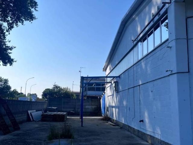 Locale Commerciale in vendita a Unione dei Comuni I Fontanili, Zibido San Giacomo