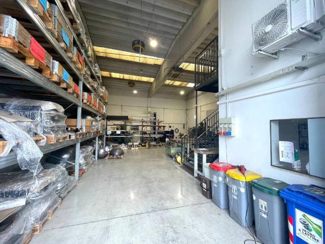 Locale Commerciale in vendita a Unione dei Comuni I Fontanili, Zibido San Giacomo
