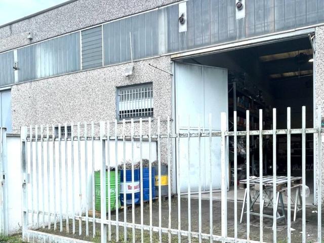 Locale Commerciale in vendita a Unione dei Comuni I Fontanili, Zibido San Giacomo