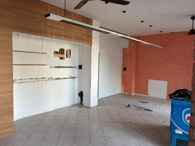 Locale Commerciale in vendita a Unione dei Comuni I Fontanili, Zibido San Giacomo