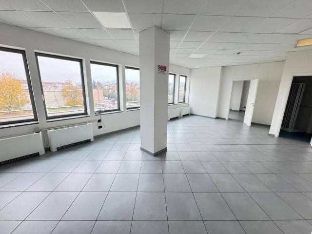 Locale Commerciale in vendita a Unione dei comuni Valli del Reno, Lavino e Samoggia, Zola Predosa
