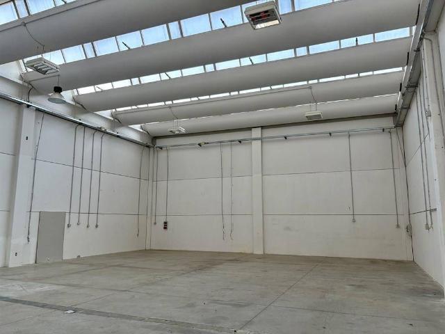 Locale Commerciale in vendita a Unione dei comuni Valli del Reno, Lavino e Samoggia, Zola Predosa