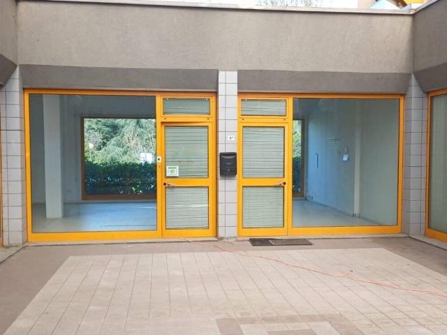 Locale Commerciale in vendita a Unione dei comuni Valli del Reno, Lavino e Samoggia, Zola Predosa