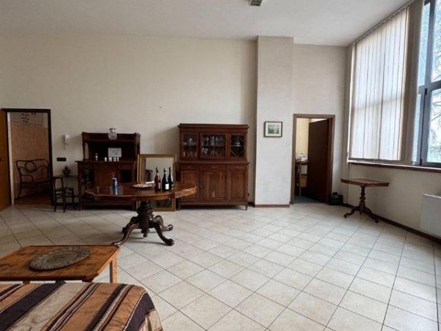Locale Commerciale in vendita a Unione dei comuni Valli del Reno, Lavino e Samoggia, Zola Predosa