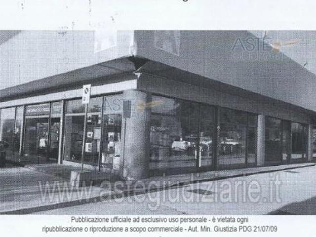 Locale Commerciale in vendita a Foligno, Umbria