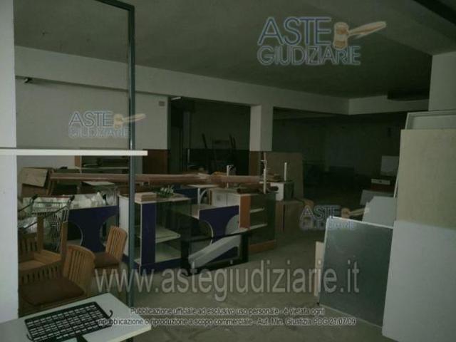 Locale Commerciale in vendita a Marche, Ancona