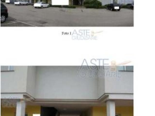 Locale Commerciale in vendita a Marche, Ancona