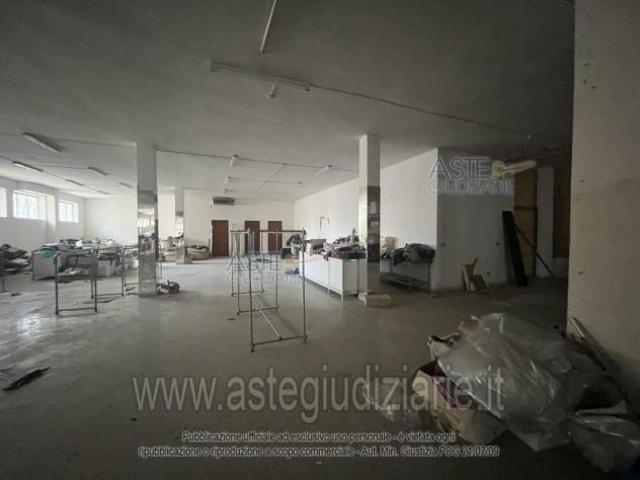 Locale Commerciale in vendita a Puglia, Bari