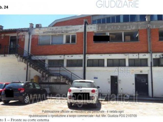 Locale Commerciale in vendita a Marche, Fermo