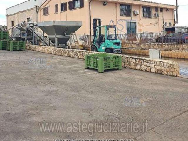 Locale Commerciale in vendita a Bitonto, Bari