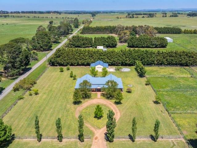 Cottage for sale in Romsey, Victoria