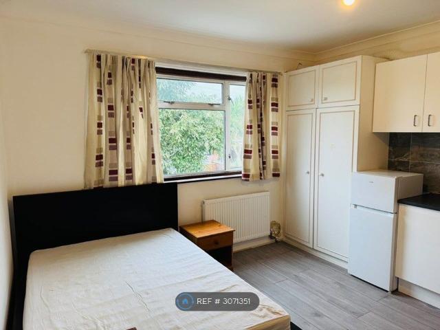 Studio for rent in London Borough of Harrow, Greater London