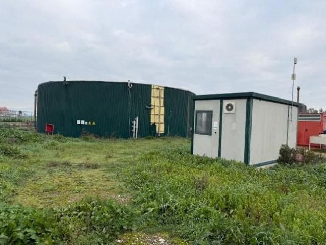 Locale Commerciale in vendita a Cancello Ed Arnone, Campania