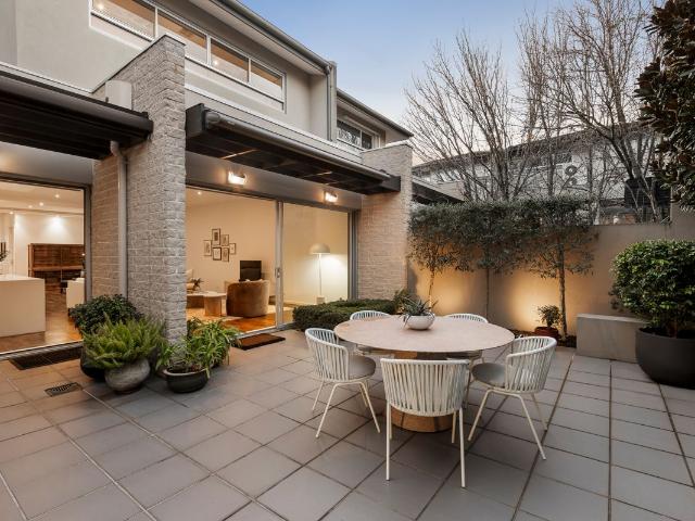 House for sale in Caulfield North