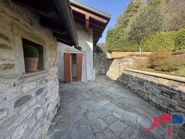 Villa Indipendente in vendita a Caprino Bergamasco, Lombardia