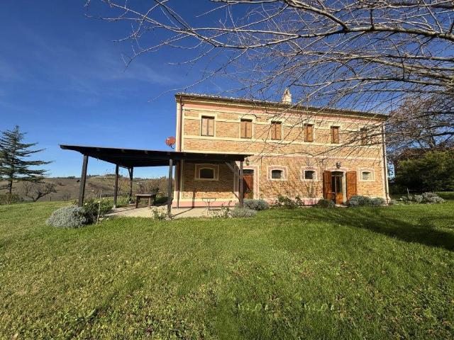 Casa in vendita a Terre Roveresche, Marche