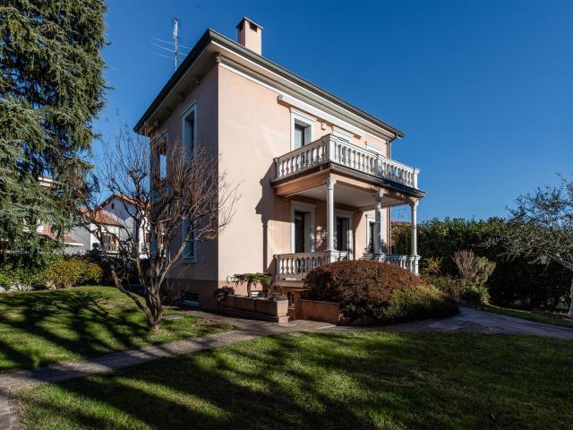 Casa in vendita a Castronno, Lombardia