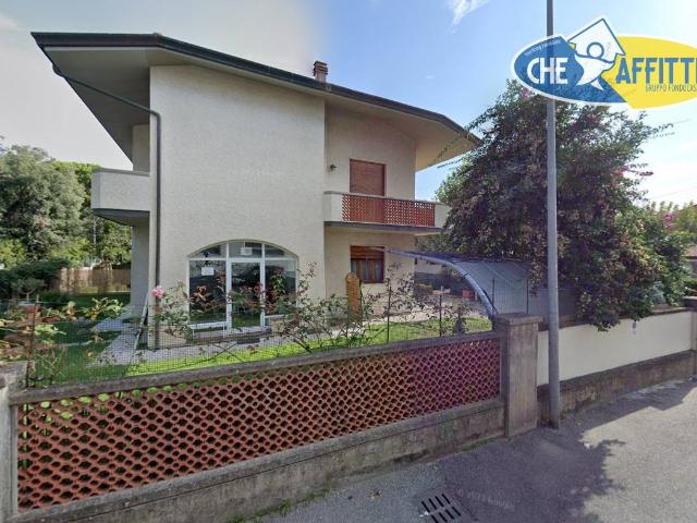 Villa Indipendente in affitto a Marina di Massa, Marina Di Massa