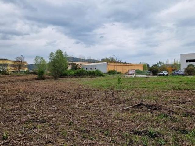 Locale Commerciale in vendita a Magione, Umbria