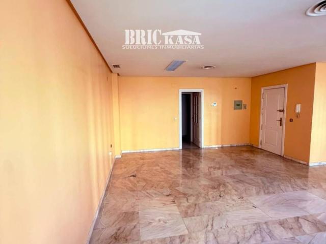 Local Comercial en venta en Cánovas, Cáceres