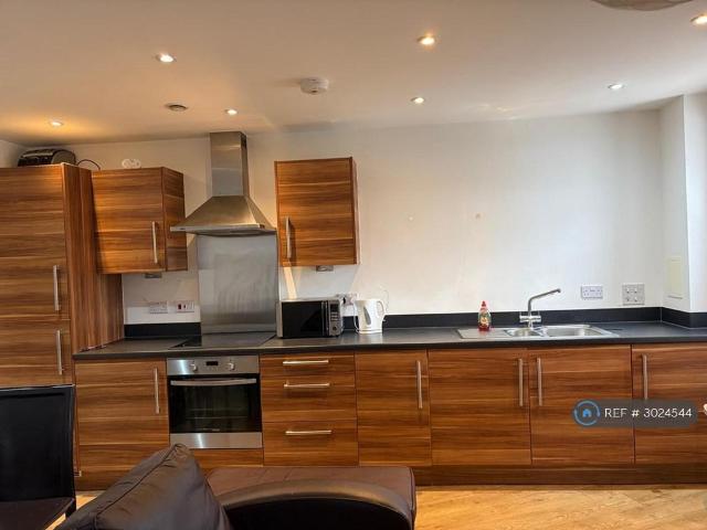 Apartment for rent in Summerstown, Greater London