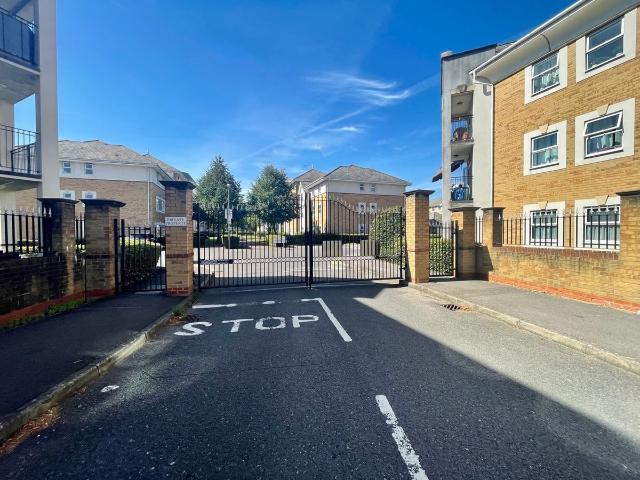 Apartment for rent in Lower Halliford, Surrey