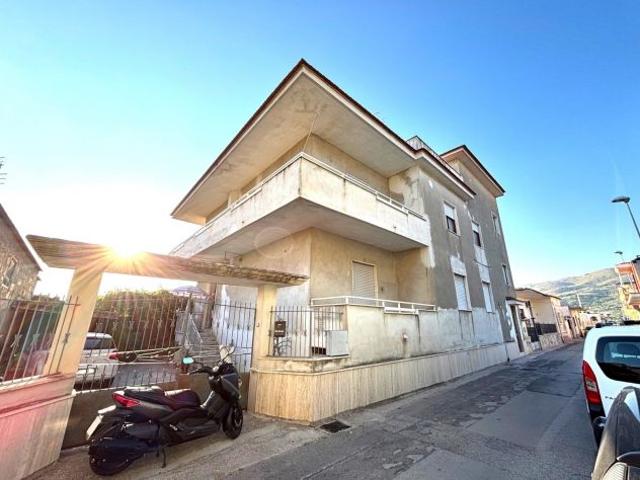 Palazzo in vendita a Mondragone, Campania