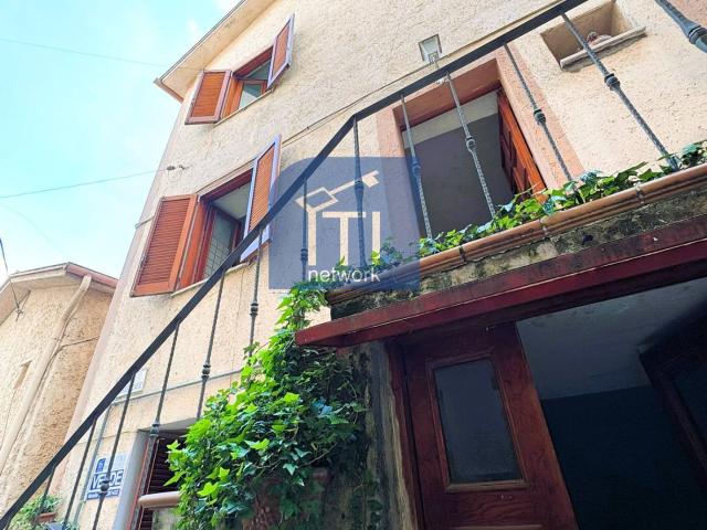 Palazzo in vendita a Sant'elia Fiumerapido, Lazio